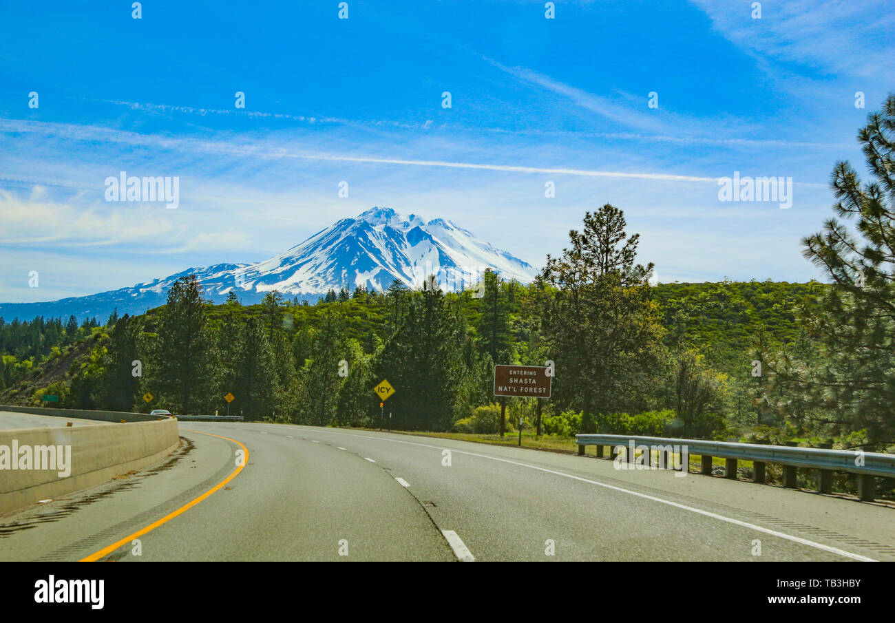 Le Mont Shasta magnifique de l'autoroute, California, USA Banque D'Images