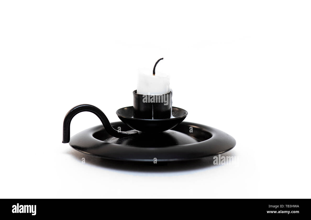 Ancien Chandelier de fer noir et bougie isolé sur fond blanc Banque D'Images