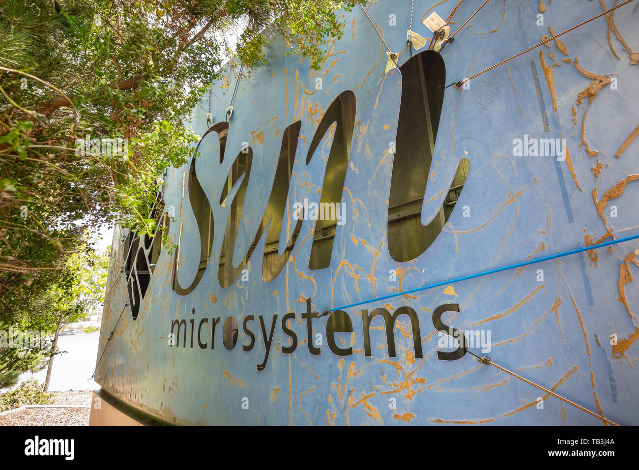 26 mai 2019 Menlo Park / CA / USA - Sun Microsystems logo sur l'arrière de l'Facebook Thumbs Up sign ; Facebook a repris leurs anciens bureaux à Sili Banque D'Images 26 mai 2019 Menlo Park / CA / USA - Sun Microsystems logo sur l'arrière de l'Facebook Thumbs Up sign ; Facebook a repris leurs anciens bureaux à Sili Banque D'Images