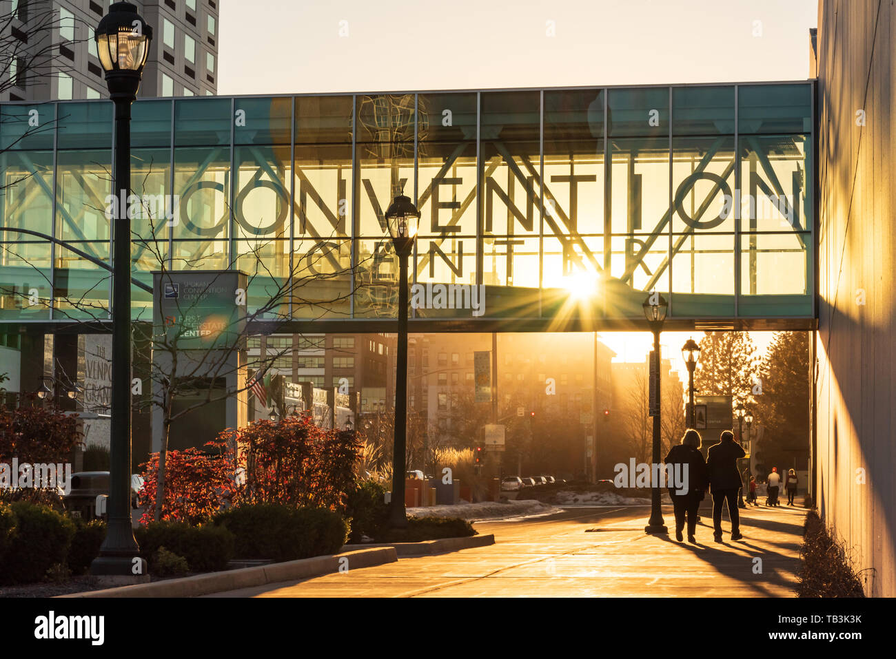 En début de soirée une vue sur le coucher de soleil dans le cadre de la Convention Center dans le centre-ville de Skybridge Spokane Washington USA Banque D'Images