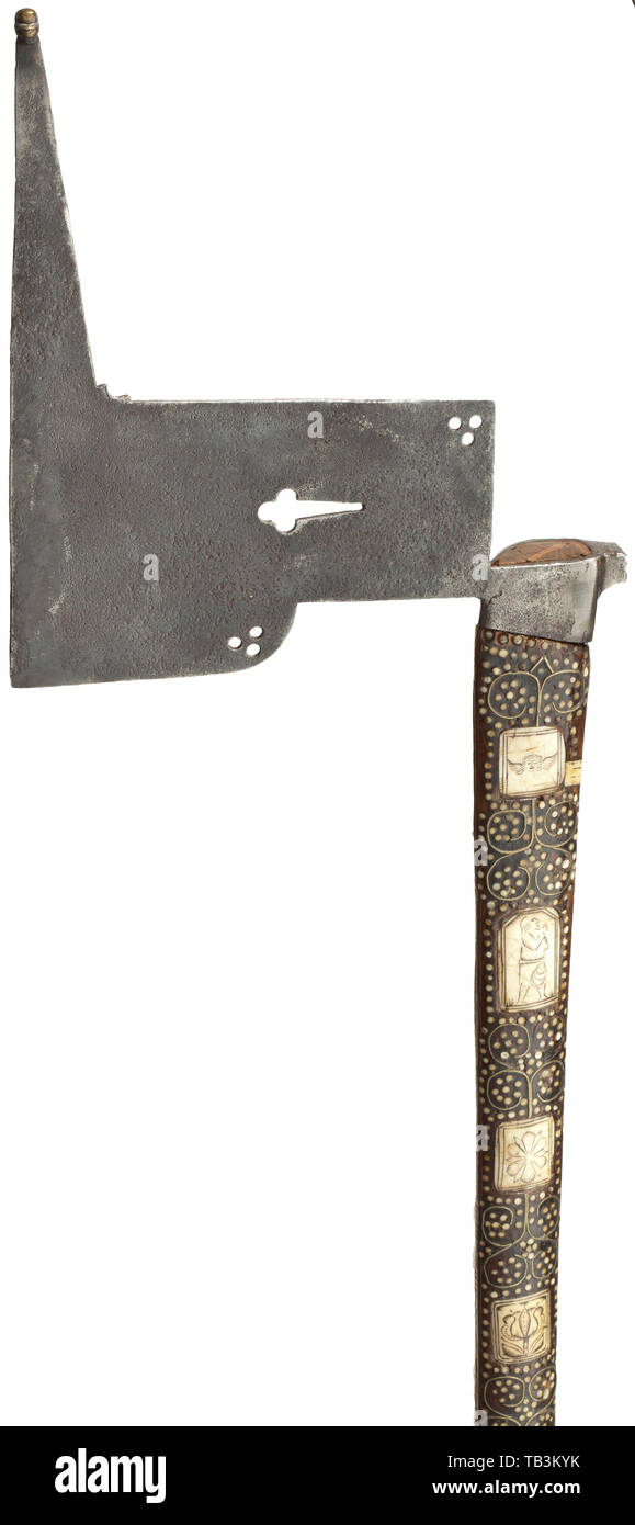 Une hache de mineur saxon, 17e siècle, lame de fer de forme typique, avec  le trèfle piercing, le saxon blason gravé sur l'avers. Le stock alita chic  en noyer, avec incrustations de