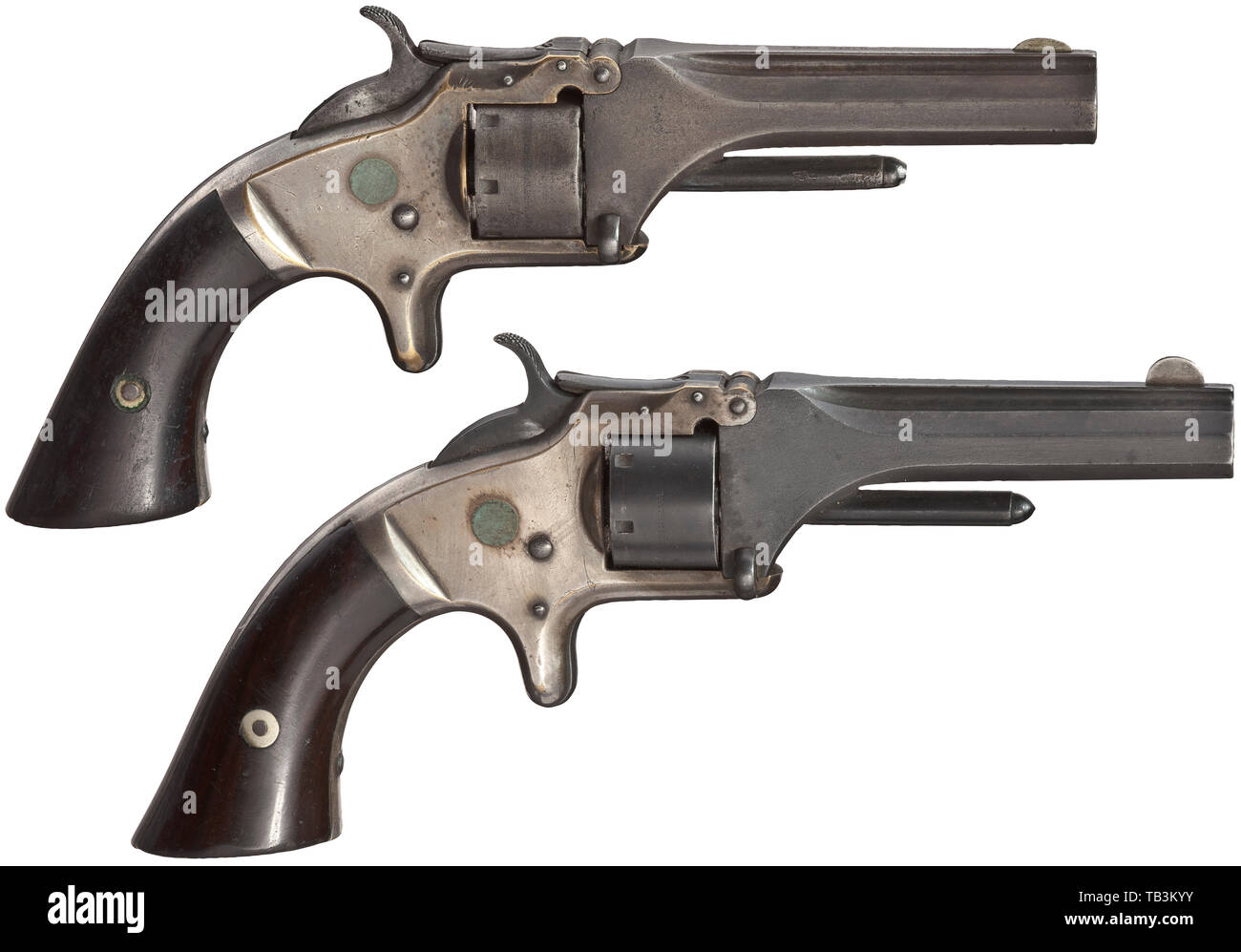 Deux Smith & Wesson Modèle n° 1 Deuxième question revolvers dans leur cas, en Californie.22, numéros 35335 et 66126. Un peu matt alésages avec bon de spoliation, nom de l'entreprise standard sur canon tops. 7-shot cylindres, cadres en laiton plaqué argent, rose lisse panneaux grip. Un revolver en partie retravaillée et bleui nouvellement, placage argent frottée légèrement. Longueur 17 cm chacun. Viennent dans un cas à la rouille incrustée de velours rouge, sur le couvercle de manière non professionnelle conçue S & W logo. Dimensions 28 x 12 x 4,5 cm. Erwerbsscheinpflichtig. fonction de poing, poing, civile, poche, armes à feu, des armes à feu, feu-Additional-Rights Clearance-Info-Not-Available Banque D'Images