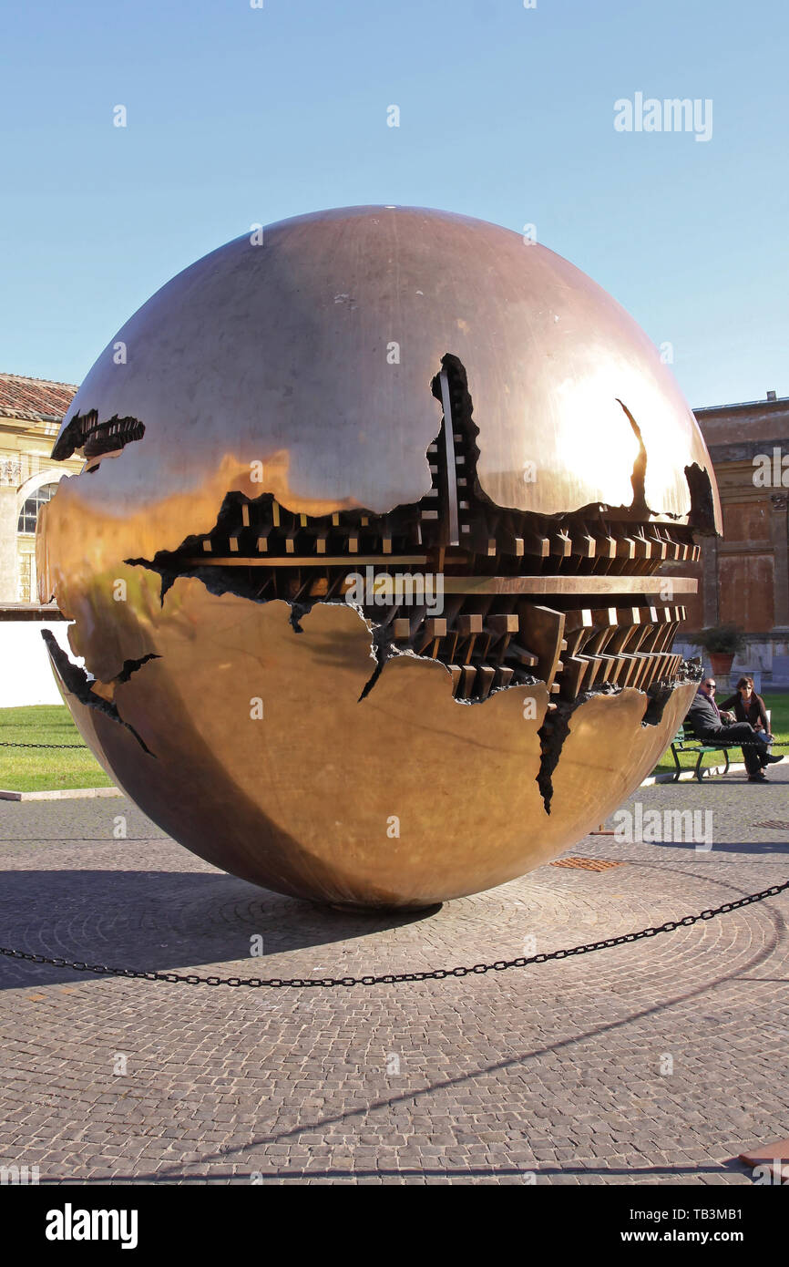 Vatican - le 26 octobre 2009 : Sphère Sphère dans Globe Laiton Sculpture dans la Cité du Vatican. Banque D'Images