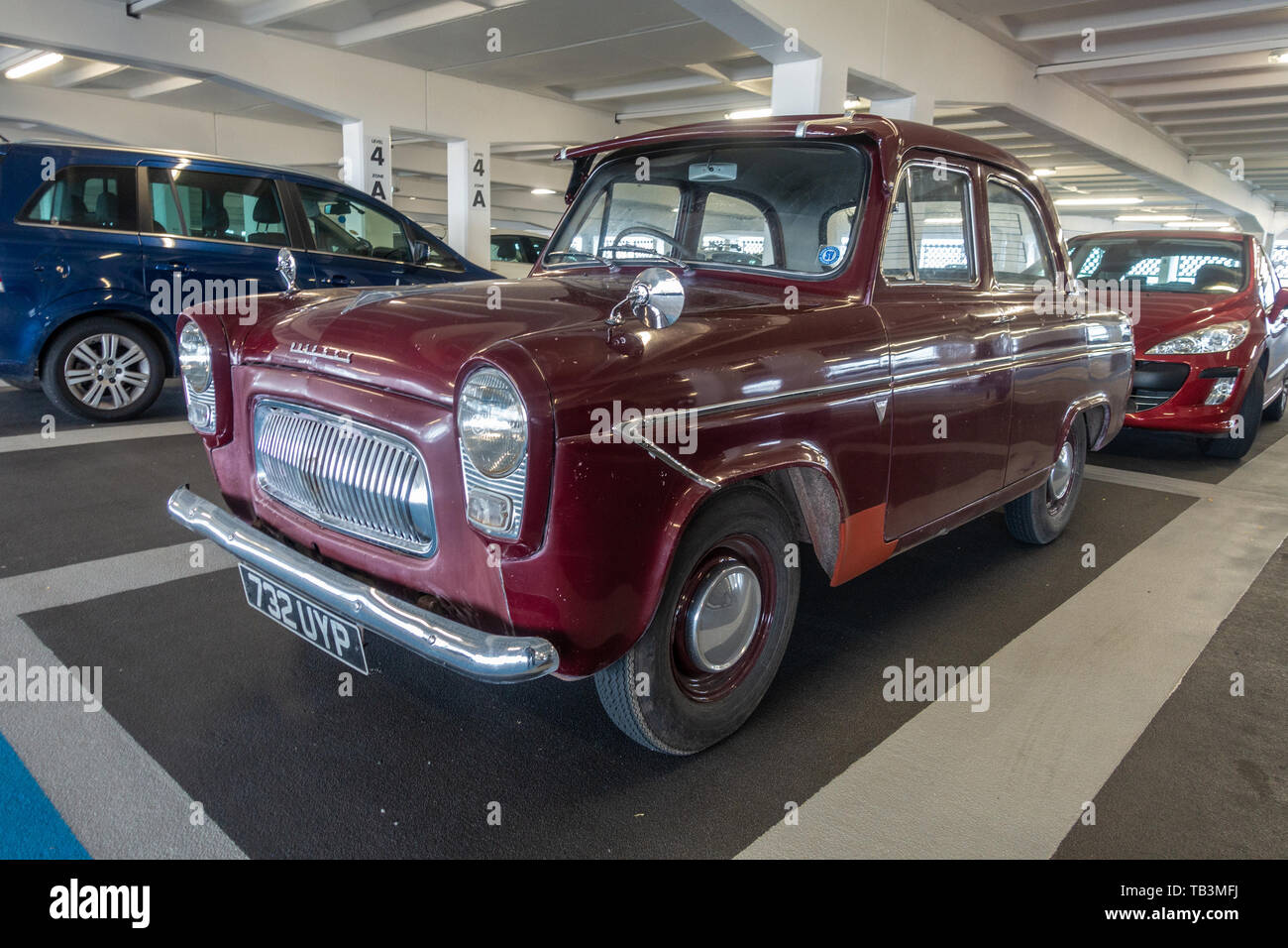 Un 1950 Ford Prefect voiture garée dans un parking à plusieurs étages. Banque D'Images