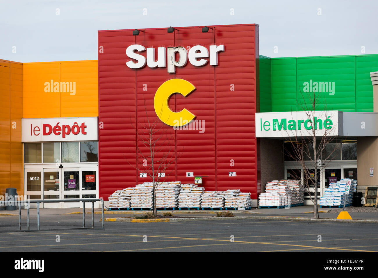 Un logo affiche à l'extérieur d'un magasin Super C à Greenfield Park, Québec, Canada, le 23 avril 2019. Banque D'Images