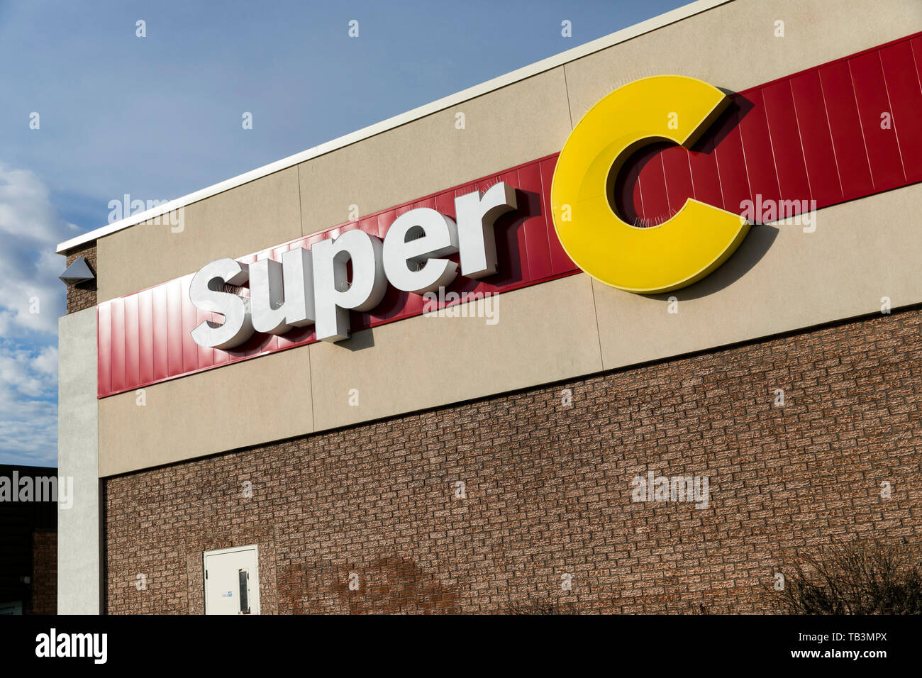 Un logo affiche à l'extérieur d'un magasin Super C à Greenfield Park, Québec, Canada, le 23 avril 2019. Banque D'Images