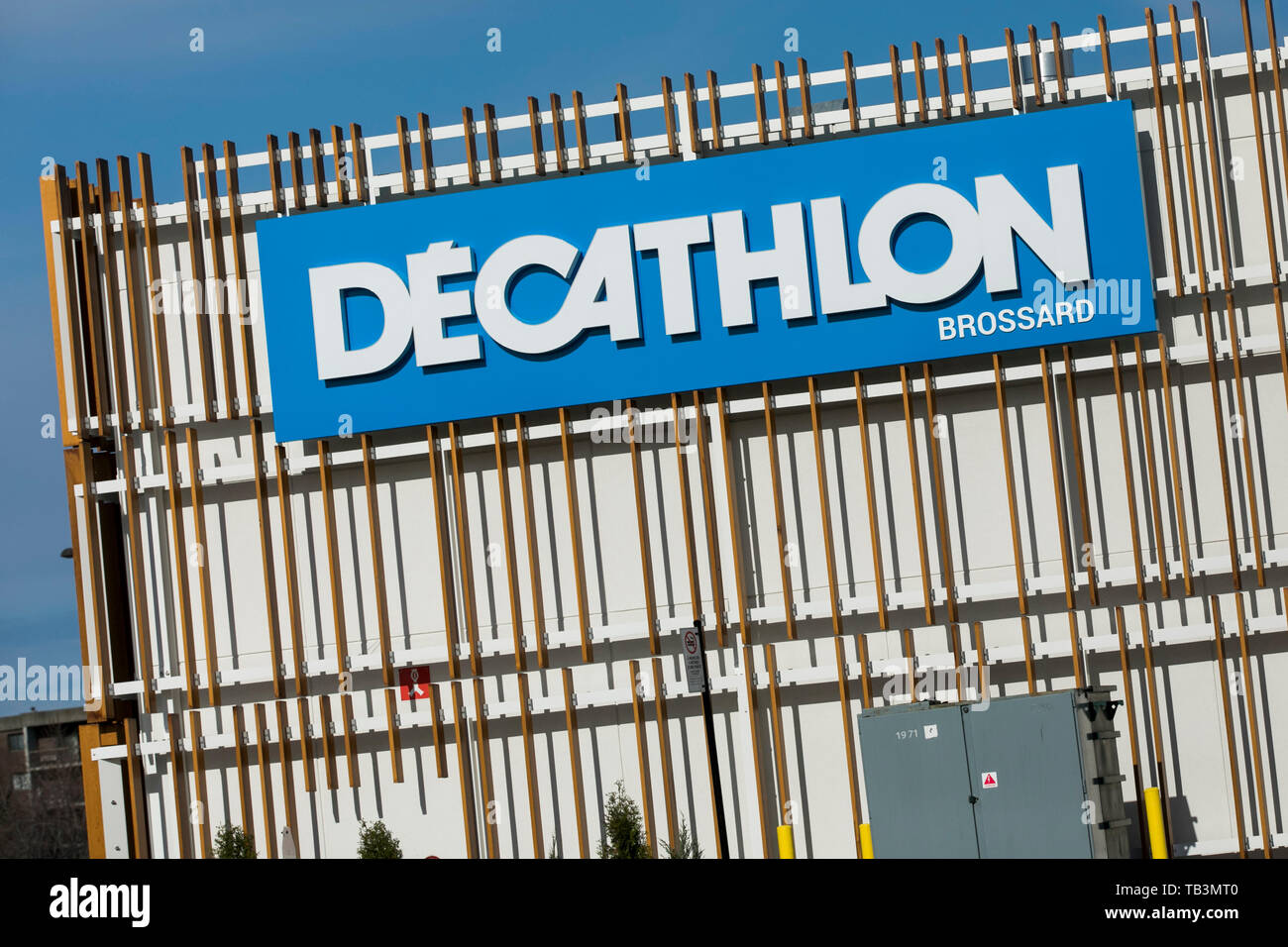 Un logo affiche à l'extérieur d'un magasin Decathlon à Brossard, Québec, Canada, le 23 avril 2019. Banque D'Images