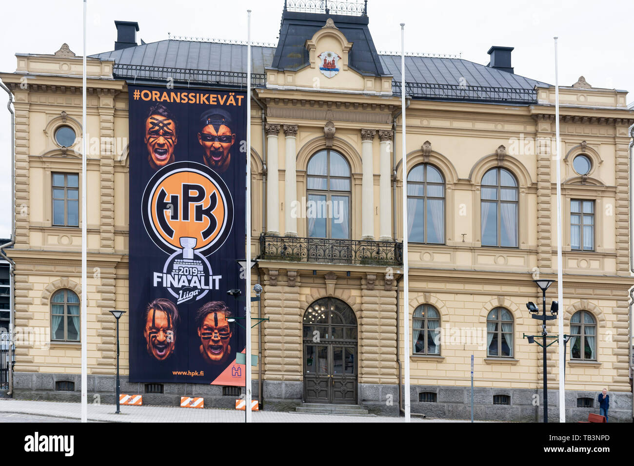 Bannière de l'équipe de hockey sur glace HPK sur le mur de la mairie à Hämeenlinna en Finlande Banque D'Images