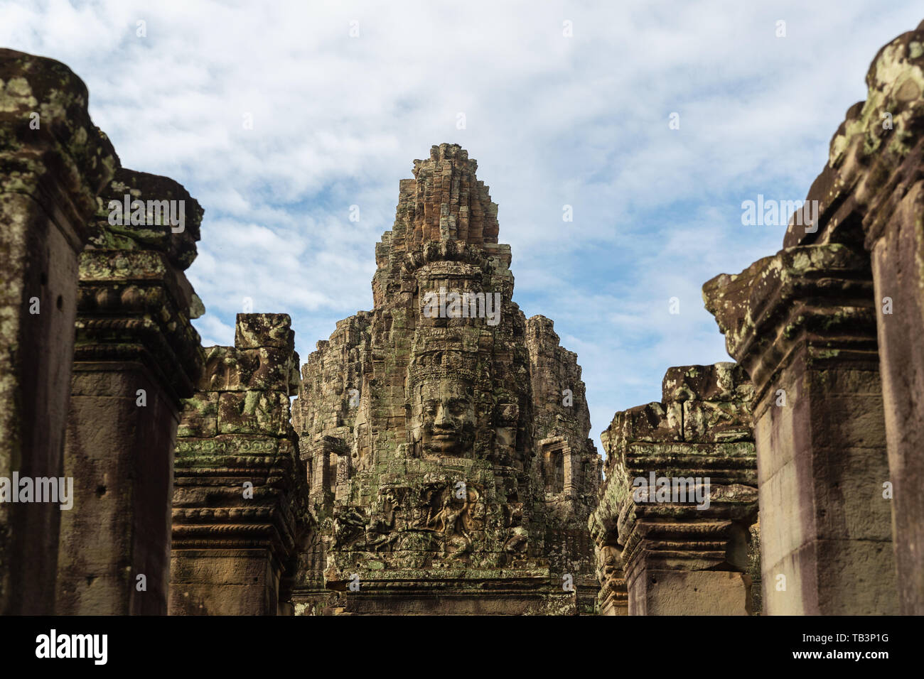 Visages de pierre antique temple Bayon, Angkor Thom, Site du patrimoine mondial de l'UNESCO, la Province de Siem Reap, Cambodge, Indochine, Asie du Sud, Asie Banque D'Images