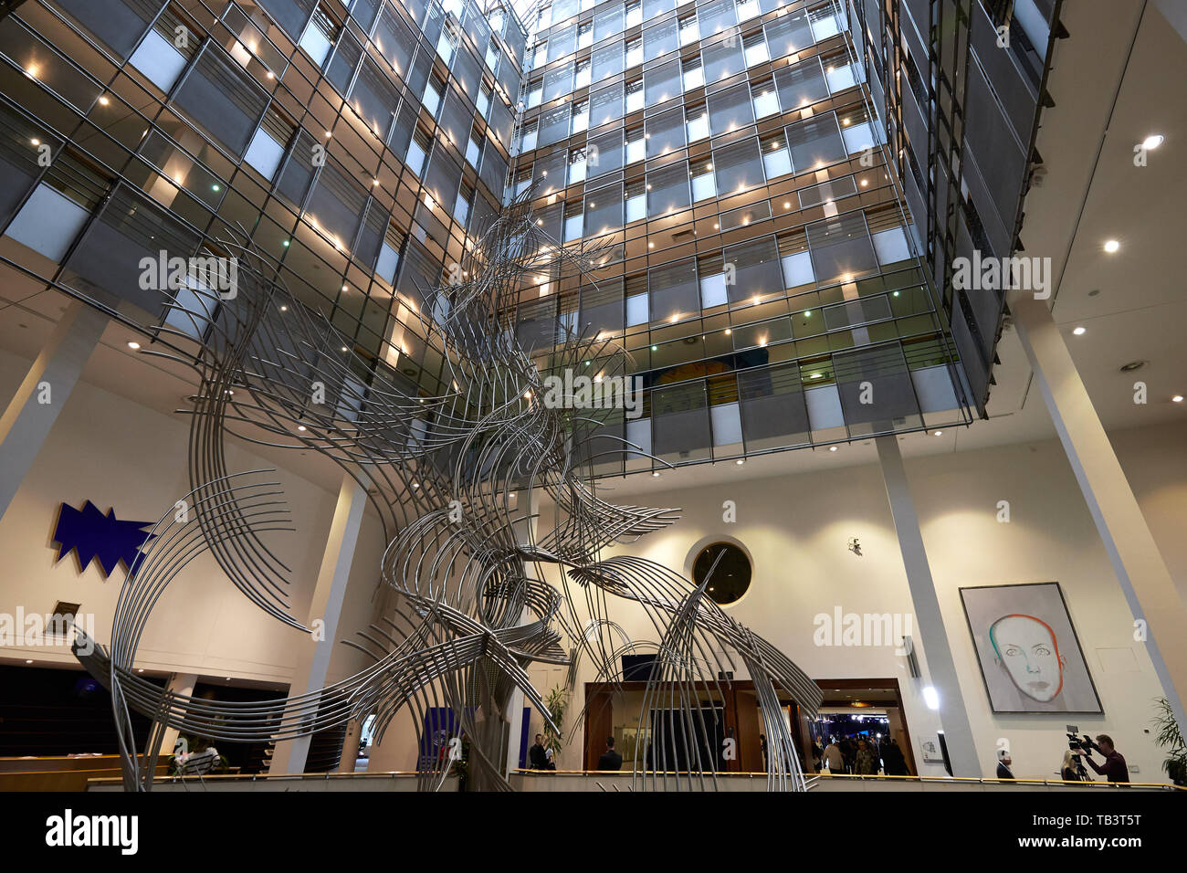 04.04.2019, Bruxelles, Bruxelles, Belgique - vue de l'intérieur de Paul-Henry Spaak dans le Parlement européen. Un grand escalier avec atrium pour Banque D'Images