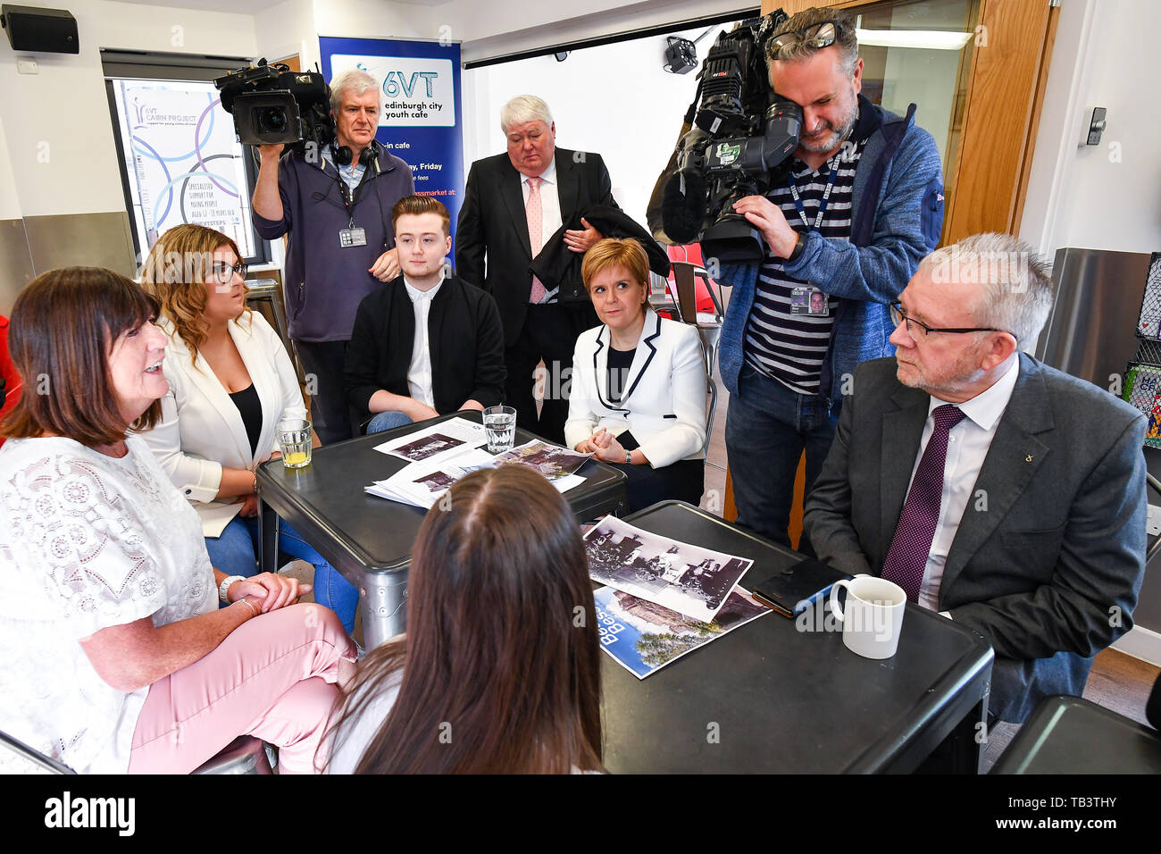 Premier ministre Nicola Sturgeon et relations constitutionnelles Secrétaire Michael Russell rencontrer des membres de l'6VT Edinburgh City Café Jeunesse à Édimbourg, en Écosse. Une loi qui pourrait ouvrir la voie à un second référendum sur l'indépendance écossaise a été publié à Holyrood. Banque D'Images Premier ministre Nicola Sturgeon et relations constitutionnelles Secrétaire Michael Russell rencontrer des membres de l'6VT Edinburgh City Café Jeunesse à Édimbourg, en Écosse. Une loi qui pourrait ouvrir la voie à un second référendum sur l'indépendance écossaise a été publié à Holyrood. Banque D'Images