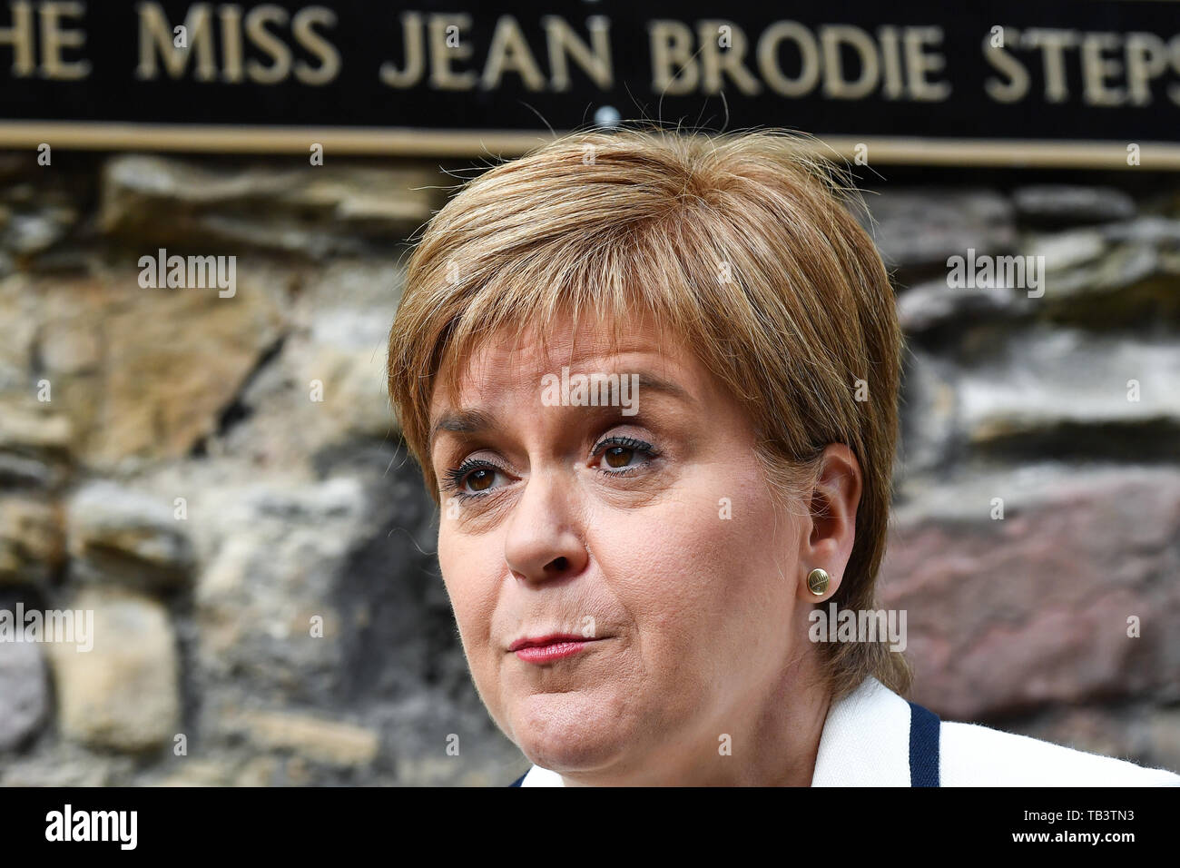 Premier ministre Nicola Sturgeon se réunit avec les membres de l'6VT Edinburgh City Café Jeunesse à Édimbourg, en Écosse. Une loi qui pourrait ouvrir la voie à un second référendum sur l'indépendance écossaise a été publié à Holyrood. Banque D'Images Premier ministre Nicola Sturgeon se réunit avec les membres de l'6VT Edinburgh City Café Jeunesse à Édimbourg, en Écosse. Une loi qui pourrait ouvrir la voie à un second référendum sur l'indépendance écossaise a été publié à Holyrood. Banque D'Images