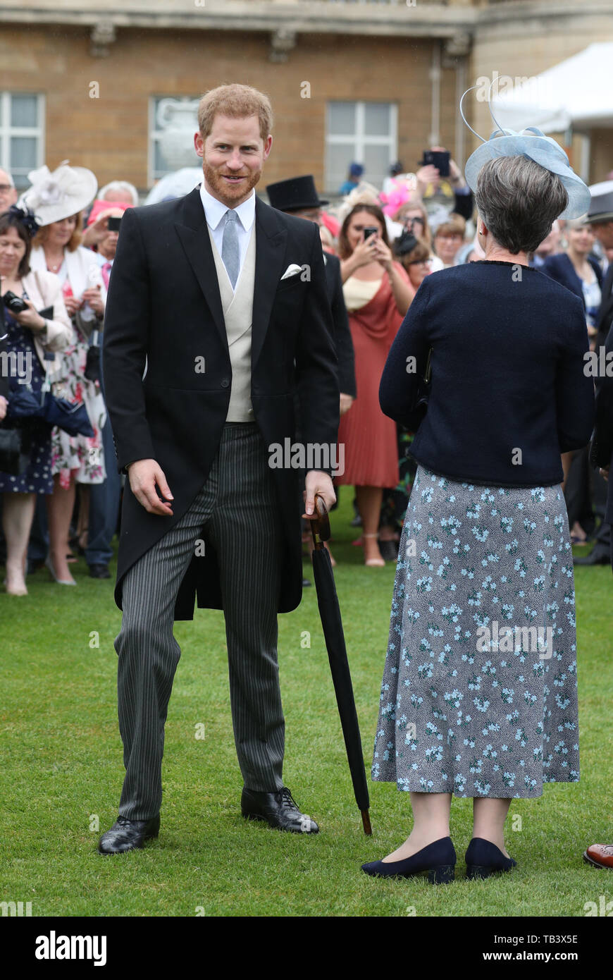 Le duc de Sussex répond aux invités lors d'un Royal Garden party au Palais de Buckingham à Londres. Banque D'Images