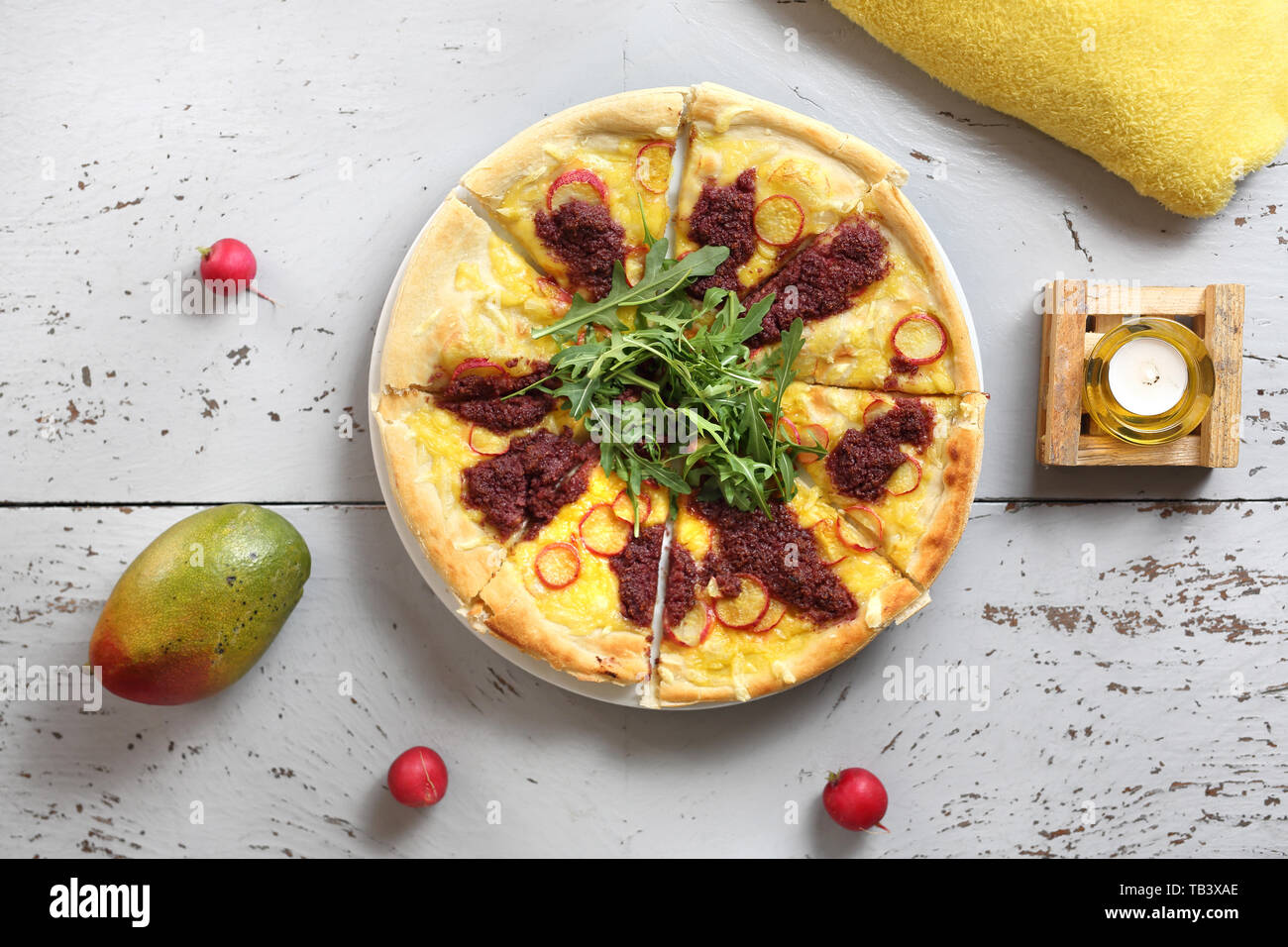Pizza aux légumes et sauce tomate avec des feuilles de roquette. Banque D'Images