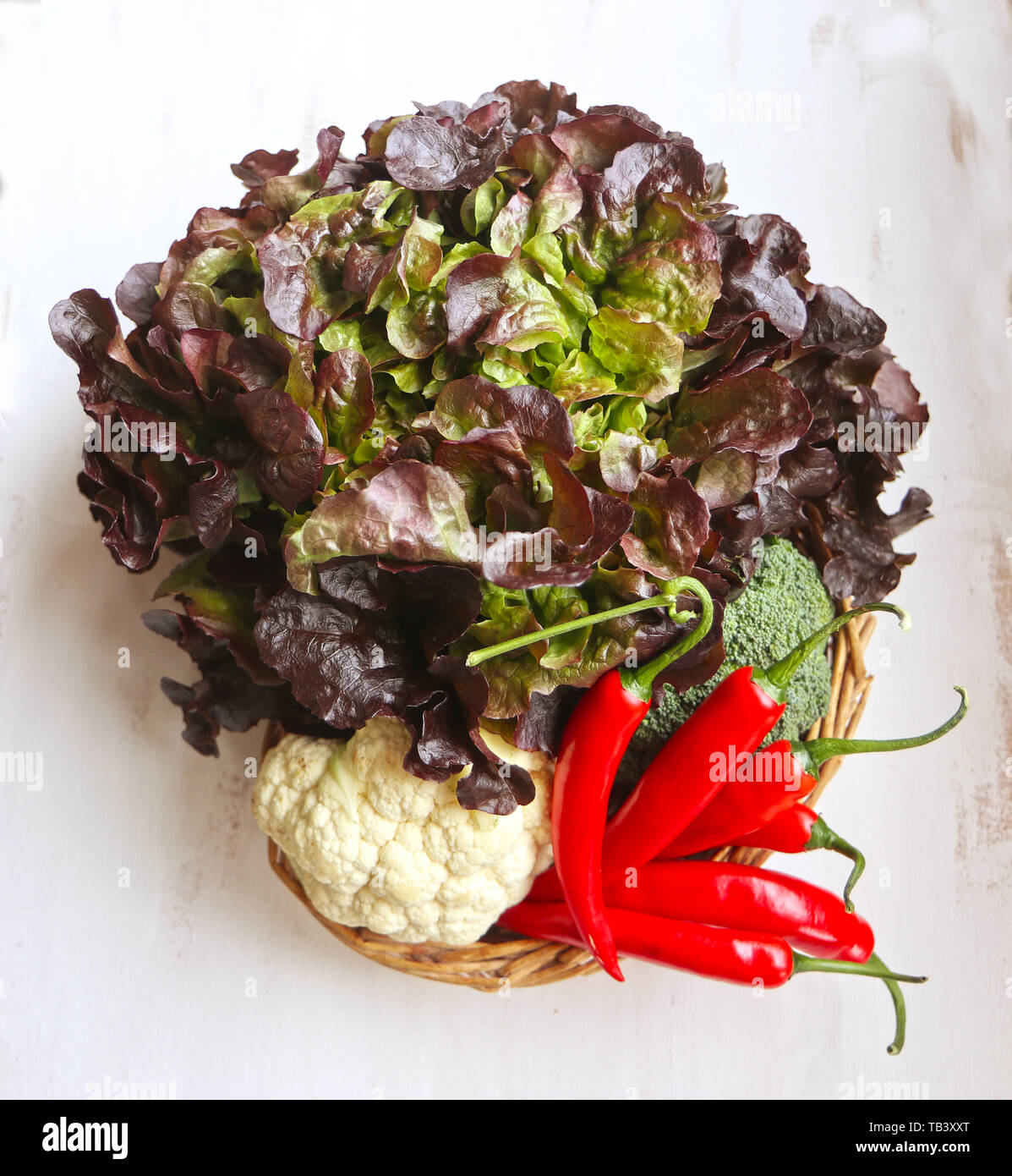Laitue batavia rouge, chou-fleur et les poivrons rouges ingrédients : des salades d'été Banque D'Images