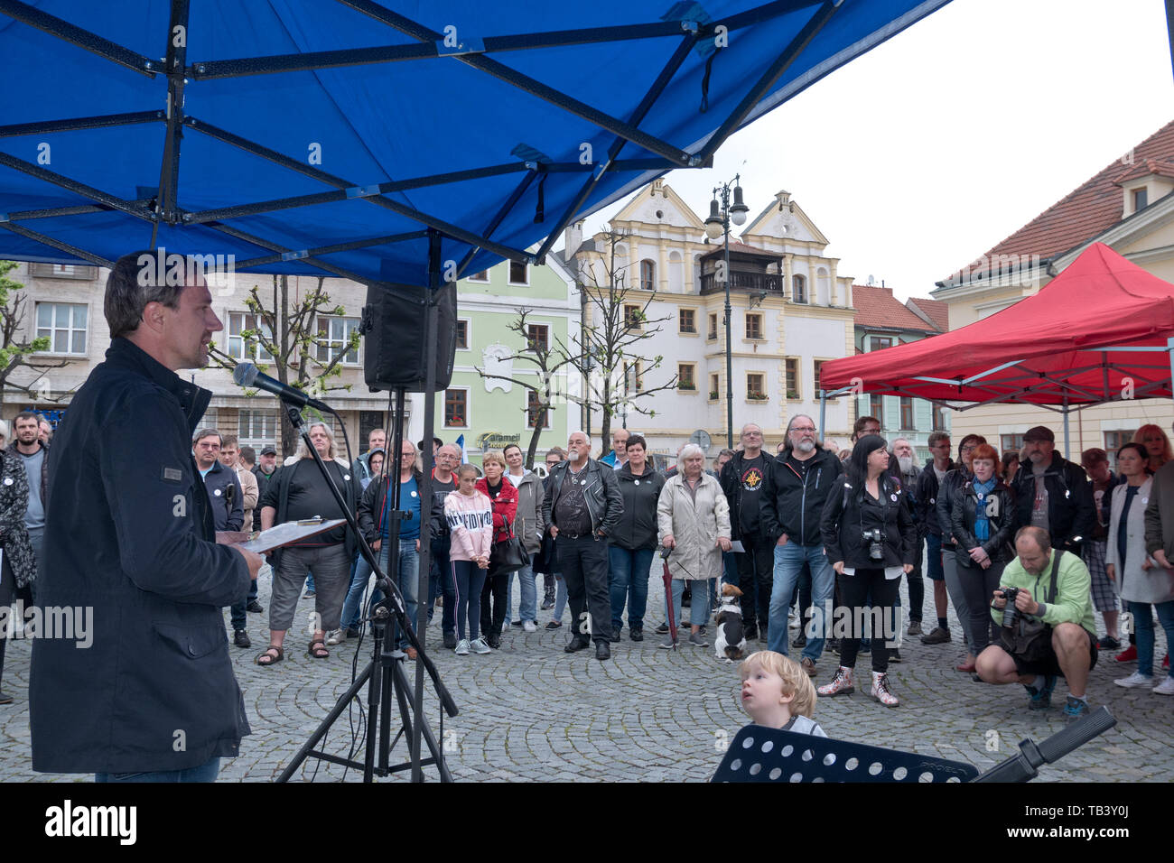 LOUNY, RÉPUBLIQUE TCHÈQUE - 28 MAI 2019 : 'Mame toho dost' protester contre le Premier Ministre Andrej Babis et ministre de la Justice Marie Benesova. Banque D'Images