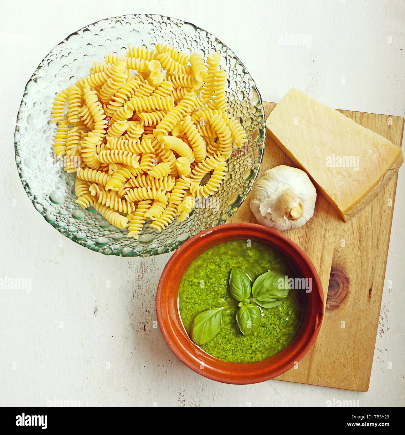 La cuisine méditerranéenne : pâtes nouilles, sauce pesto au basilic Genovese, l'ail et au parmesan Banque D'Images