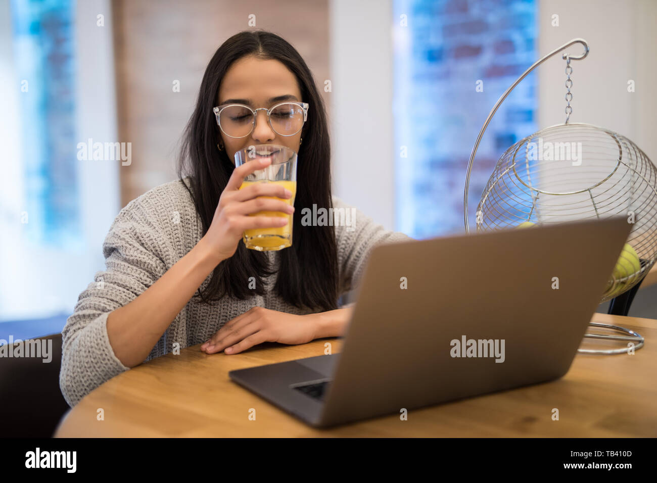 Portrait of Beautiful woman using laptop at table in cuisine intérieur pendant le petit-déjeuner à la maison Banque D'Images