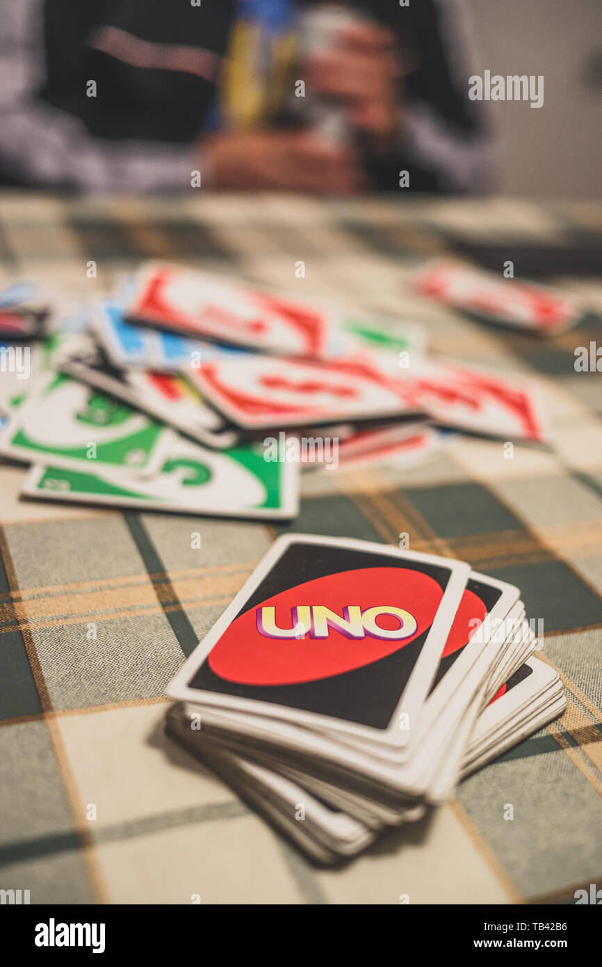 Mélanger les cartes Uno sur la table au milieu du jeu. Banque D'Images