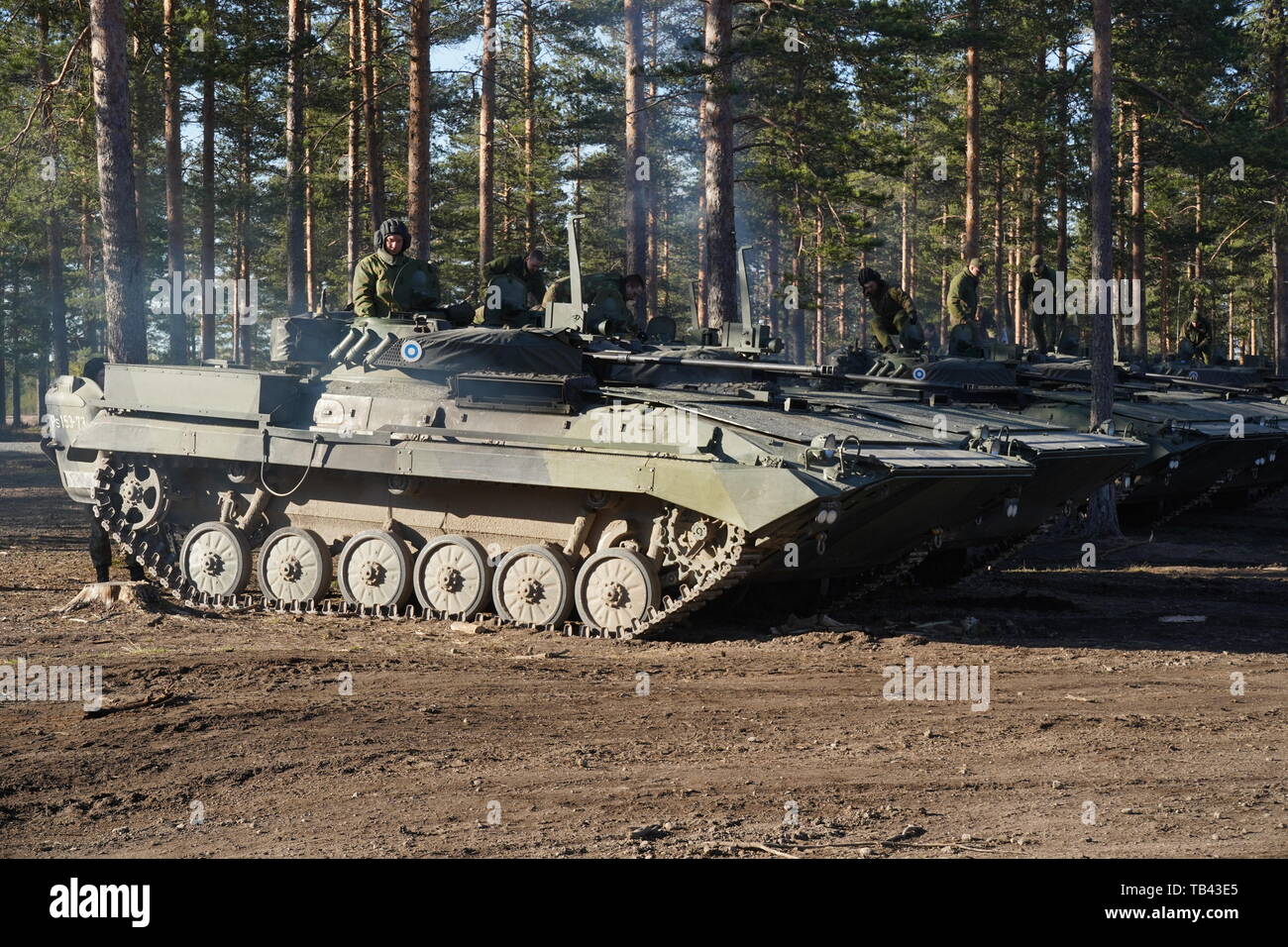 Les soldats de l'armée finlandaise commencer leurs véhicules affectés au cours de la flèche '19, un rapport annuel sur l'exercice multinational finlandais, à la formation Pojankangas près de Kankaanpaa, Finlande, 15 mai 2019. La formation conjointe augmente l'interopérabilité entre les différentes branches de l'armée américaine et le partenariat nations unies, renforce la défense collective et la sécurité et s'appuie de préparation grâce à de solides forces stratégiques, selon les objectifs de la mission des États-Unis en Europe. (U.S. Photo de l'armée par le Sgt. LaShic Patterson) Banque D'Images