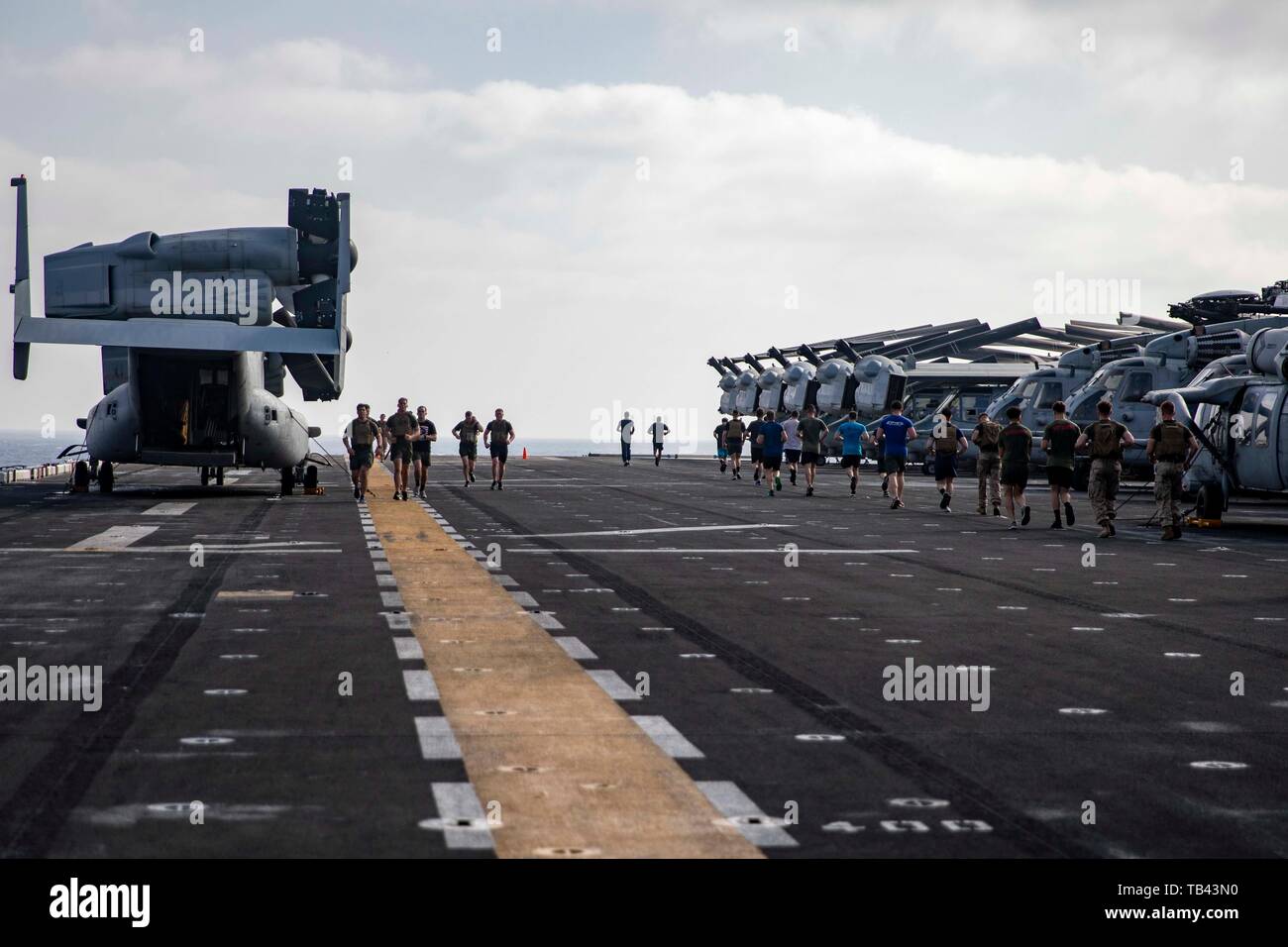 190528-N-YH603-1016 en mer d'Oman (28 mai 2019) marins et Marines s'exécuter sur le poste de pilotage de la classe Wasp-navire d'assaut amphibie USS Kearsarge LHD (3) au cours de l'entraînement. Défi Murph Le défi Murph est nommé à la mémoire du Lieutenant de la Marine (JOINT) Michael P. Murphy. Murphy a été tué au combat en Afghanistan au cours de l'opération Redwing en 2005 et reçu à titre posthume la Médaille d'honneur. Le défi Murph est devenue une tradition chez les membres de célébrer le Jour du Souvenir. Kearsarge est le navire amiral de la groupe amphibie Kearsarge et, avec l'entrepris 22e Marine Expeditionary Unit, Banque D'Images