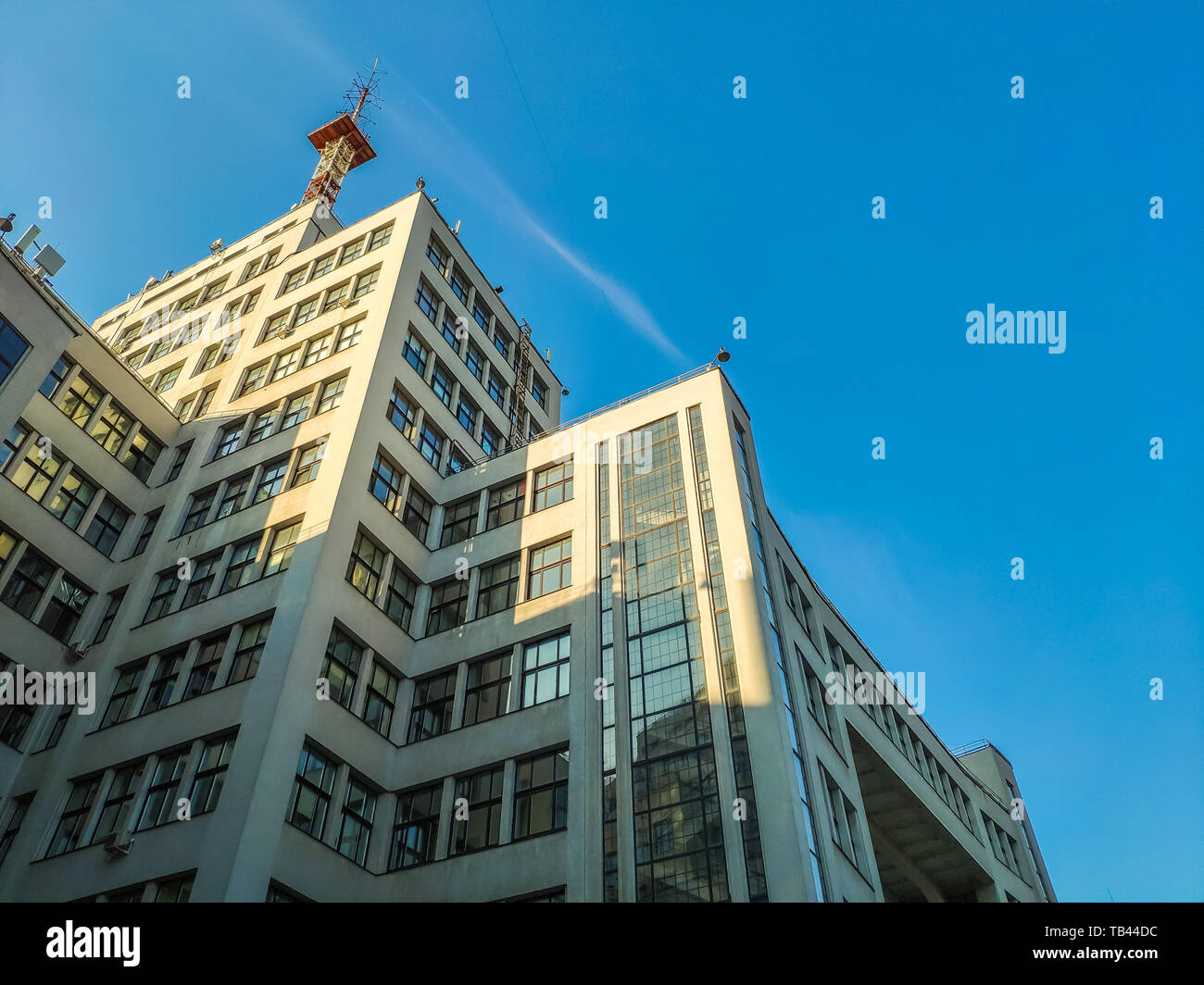 Voir l'état de l'industrie bâtiment ou construction Gosprom construit en Art sur ciel bleu, Sun Ray dans le ciel Banque D'Images