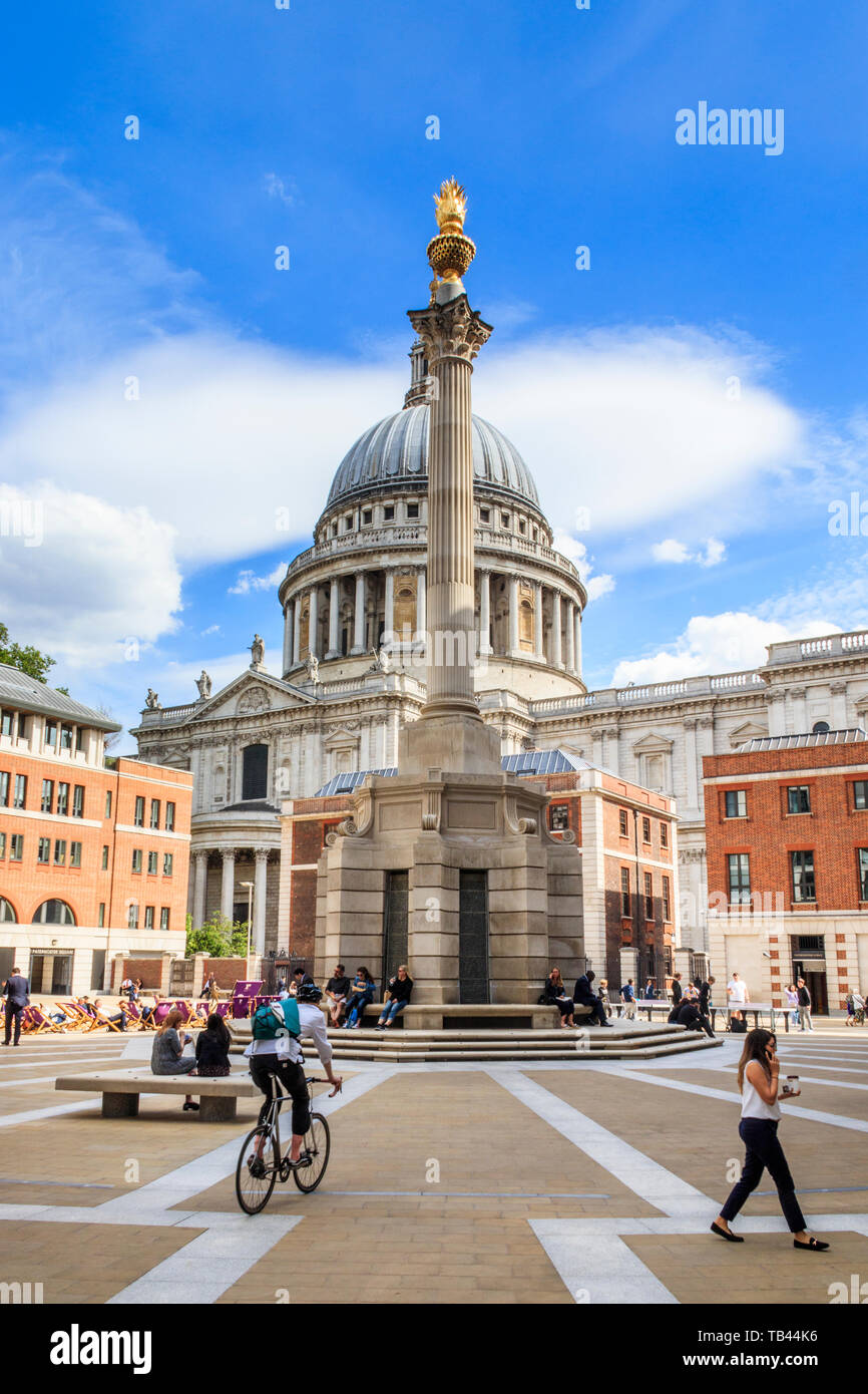 Paternoster Square et de la colonne, le dôme de la Cathédrale St Paul à l'arrière-plan, la ville de London, UK Banque D'Images