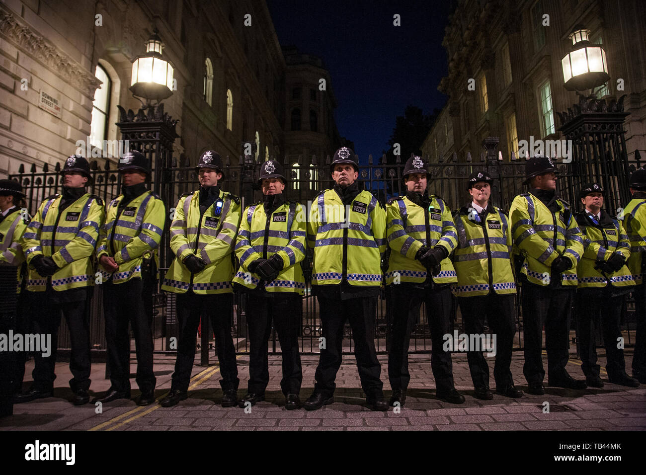 Les services de police métropolitaine sont alignés à l'extérieur de Downing Street à Londres, où se trouve le Premier ministre du Royaume-Uni Banque D'Images