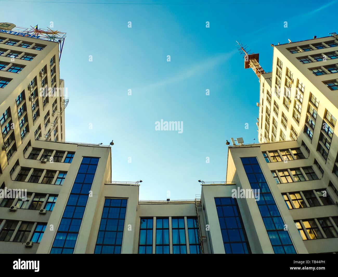 Voir l'état de l'industrie bâtiment ou construction Gosprom construit en Art sur ciel bleu, Sun Ray dans le ciel Banque D'Images