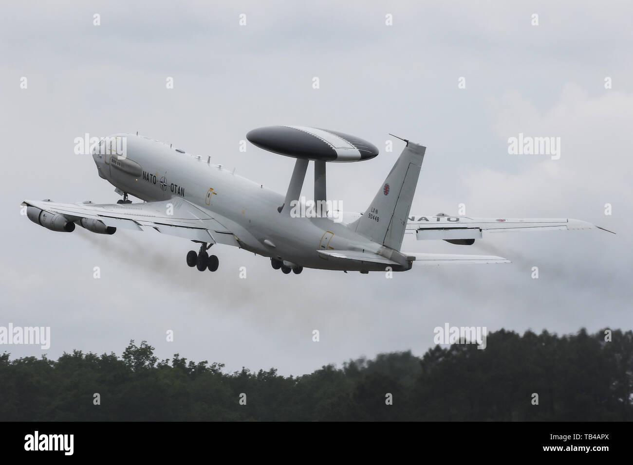 Un Boeing E-3A de la Force aéroportée de détection lointaine de l'atterrit à Mont-de-Marsan Air Base au cours de l'exercice OTAN Tiger Meet 2019 Banque D'Images