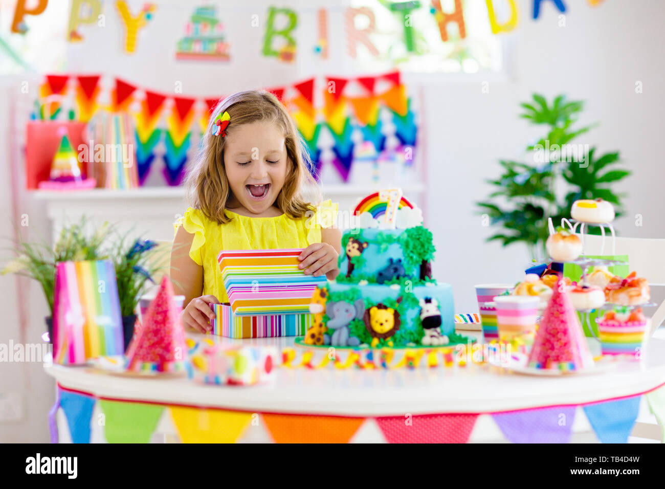 Kids Birthday Party Enfant Blowing Candles On Cake Et De L Ouverture Presente Sur Le Theme De La Jungle Celebration Des Bonbons Et Des Gateaux Pour Les Enfants Kid Celebrat Photo Stock