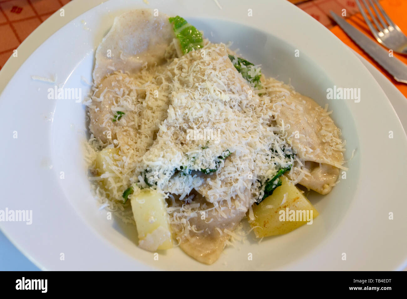 Un plat de pâtes italiennes typiques remplis avec du fromage et de la pomme de terre Banque D'Images