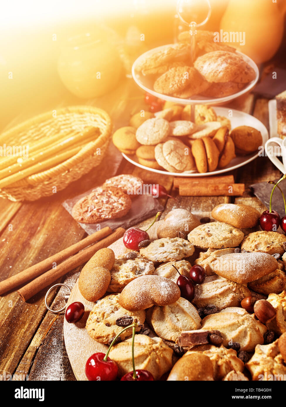 Oatmeal Cookies au chocolat avec du sable et Cherry Berry Banque D'Images