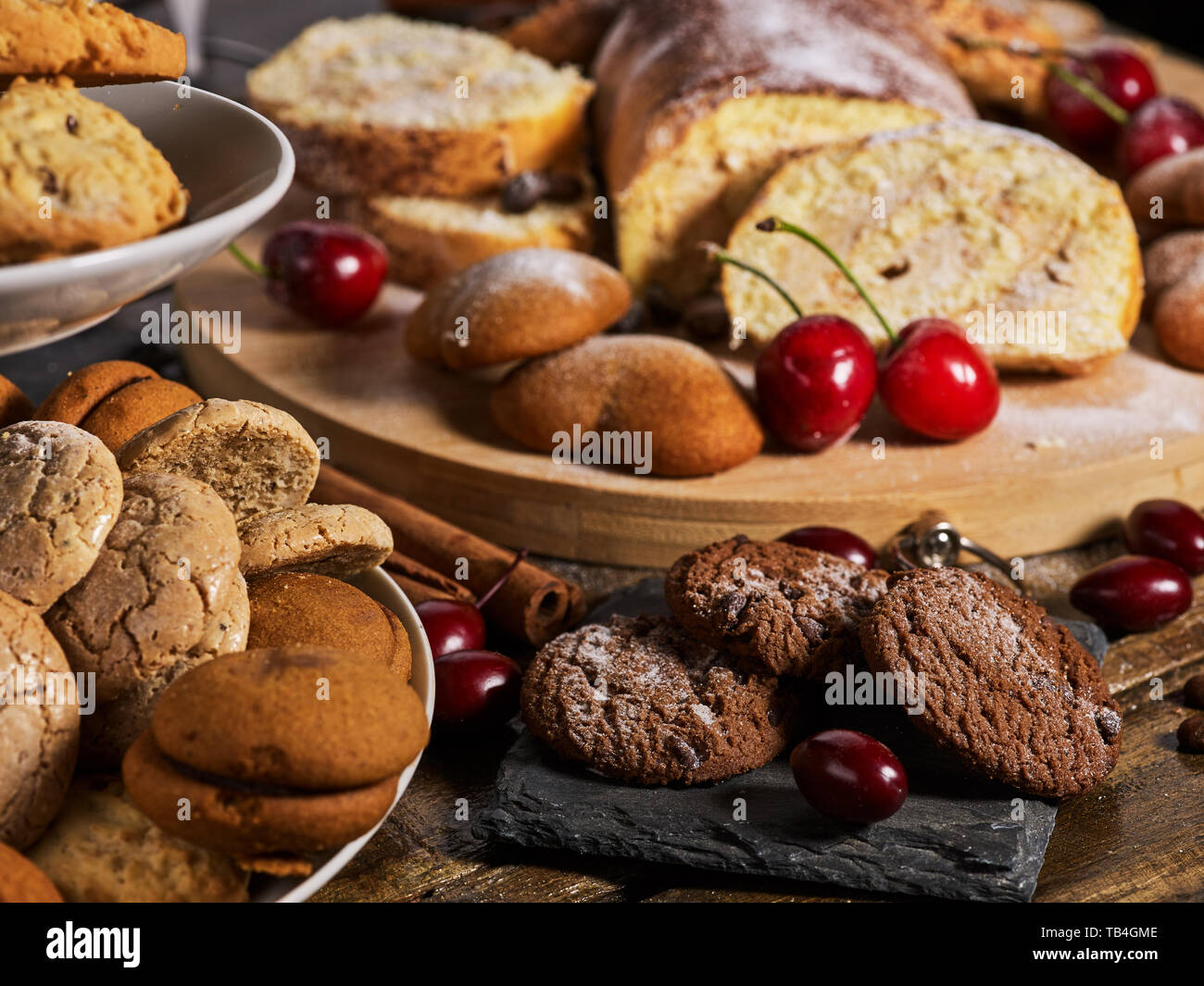 Les cookies au chocolat sable forme de coeur et avec cerise gâteau roulé Banque D'Images