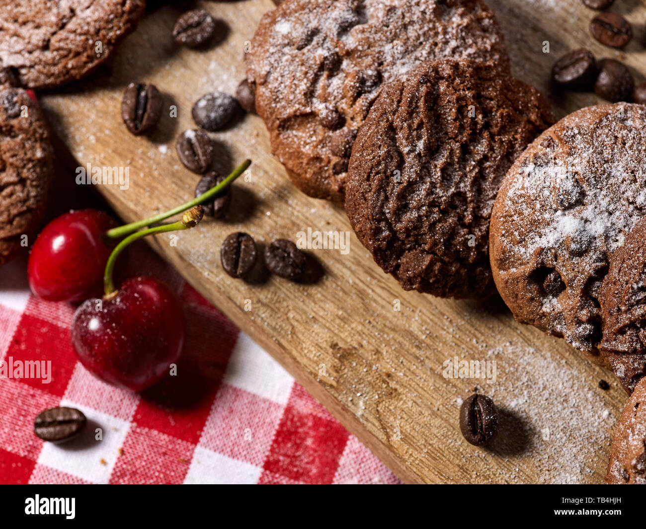 Les cookies au chocolat à l'avoine avec des grains de café et de cerise. Serveur Sun flare Banque D'Images