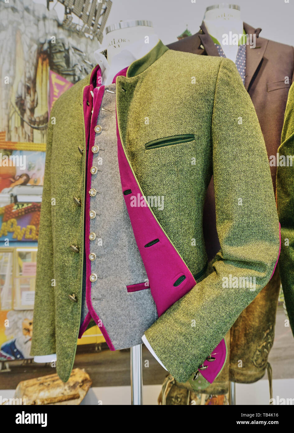 Bavarois traditionnel magnifiquement adapté Veste et gilet - vert, rose,  gris Photo Stock - Alamy