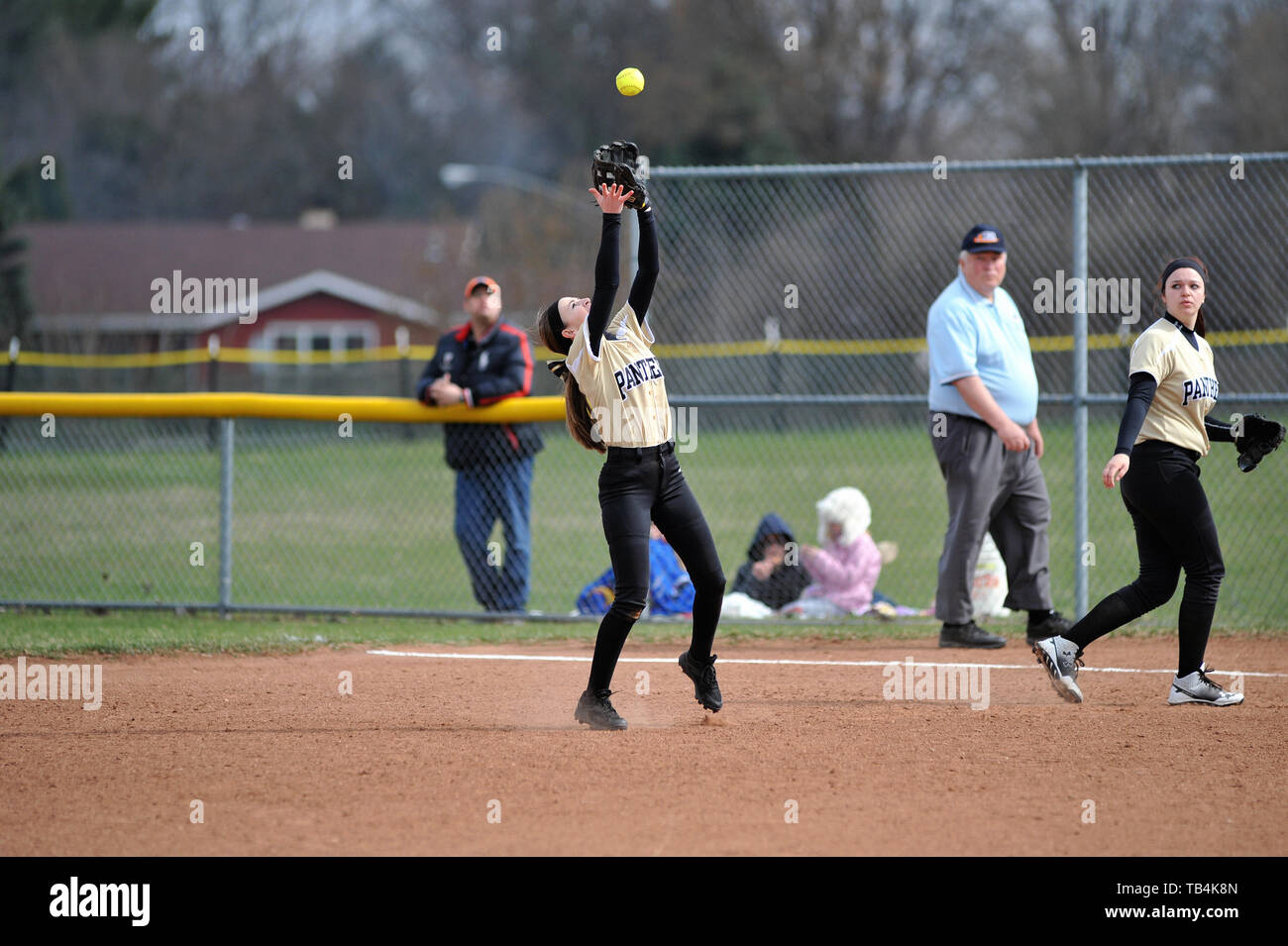 Le deuxième but de faire une capture d'un infield fly ball pop. USA. Banque D'Images