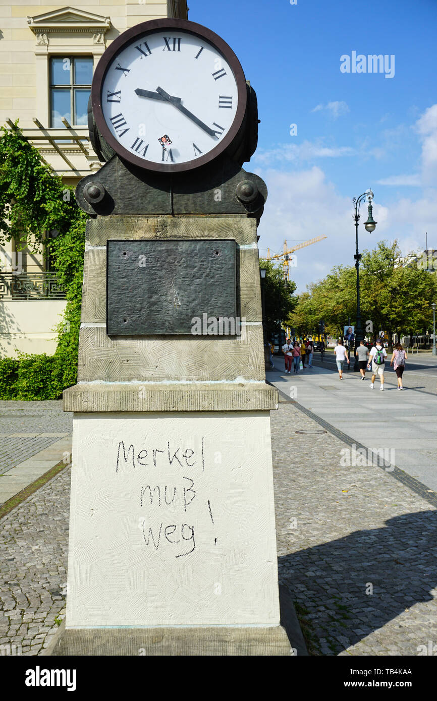 Commentaire Politique 'Merkel doit aller' écrit sur monument - Berlin Allemagne Banque D'Images