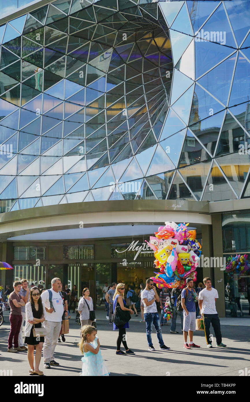 Immeuble moderne avec un design en verre 'Vortex' Banque D'Images