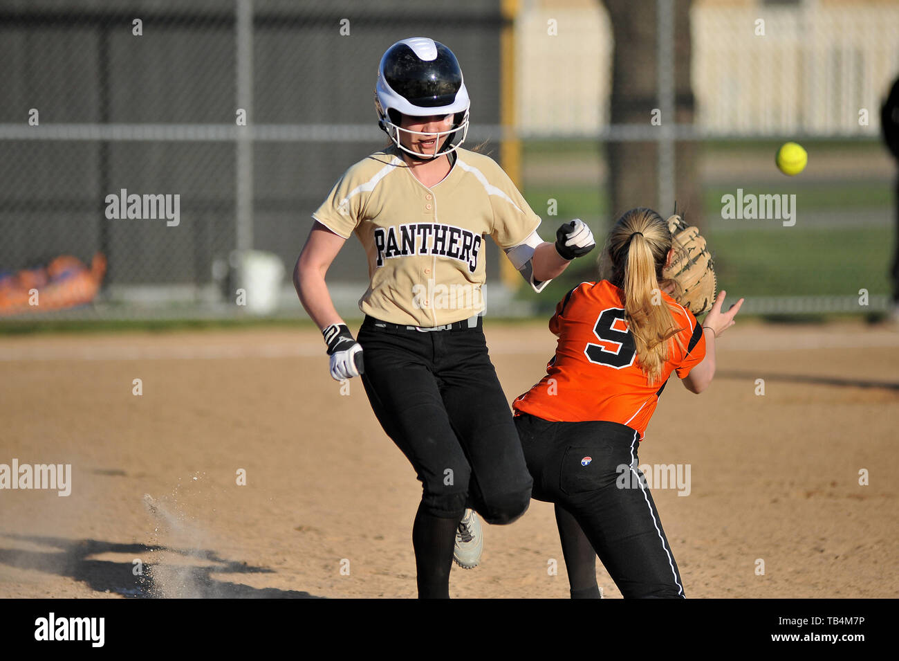 Funner pâte/devançant un infield hit contre comme le premier but adverse attend la fin du lancer. USA. Banque D'Images