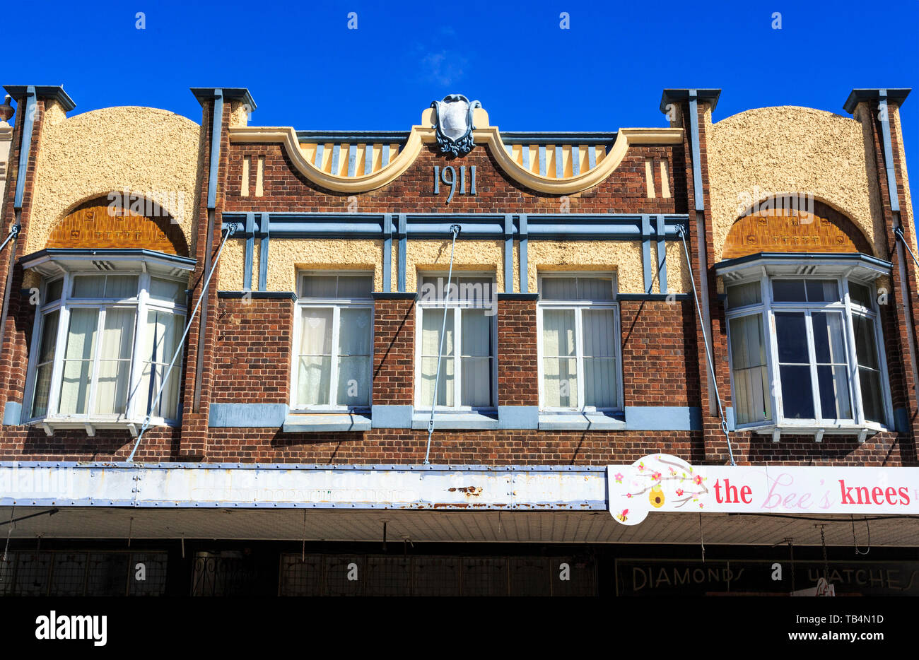 Les bâtiments anciens montrant l'architecture Art déco et de l'anglais à partir de windows au début du xxe siècle dans la ville rurale de Glen Innes, New South Wales, Australie Banque D'Images