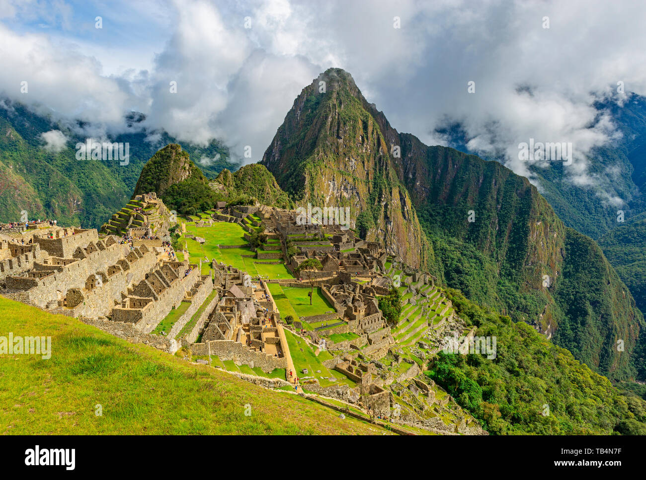 Les majestueuses ruines Inca de Machu Picchu avec des nuages, province de Cusco, Pérou. Banque D'Images