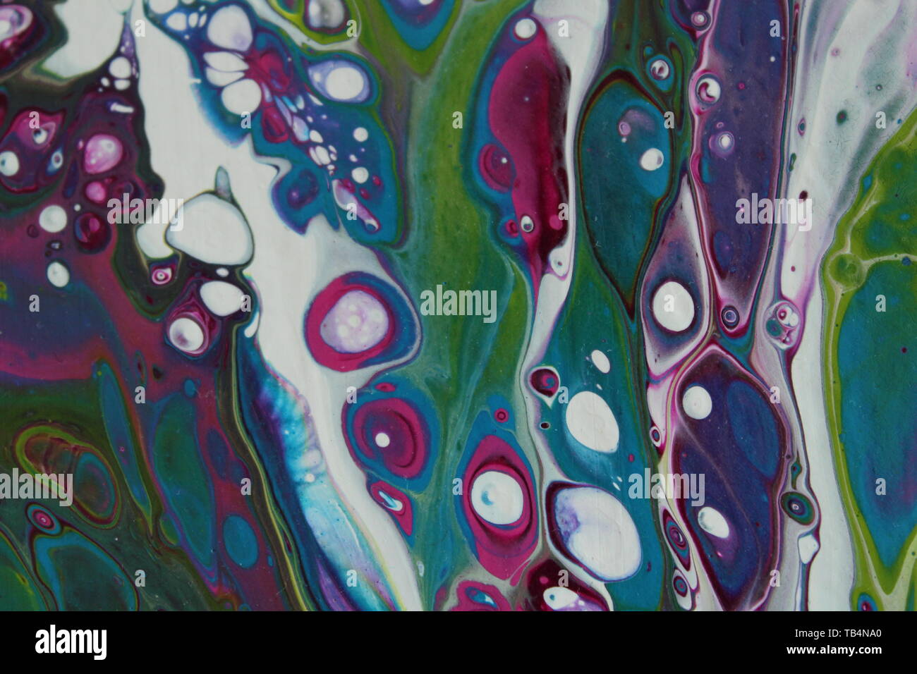 Arrière-plan d'un gros plan sur une section d'un acrylique abstrait peinture pour c'est fait dans la sarcelle, vert, violet, magenta et blanc. Banque D'Images