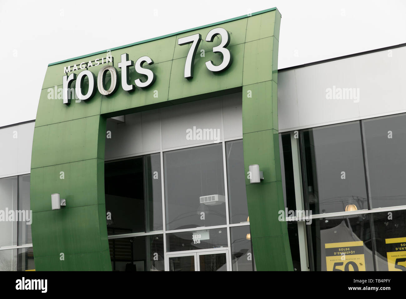 Un logo affiche à l'extérieur d'un magasin de vente au détail 73 racines à Vaudreuil-Dorion, Québec, Canada, le 21 avril 2019. Banque D'Images