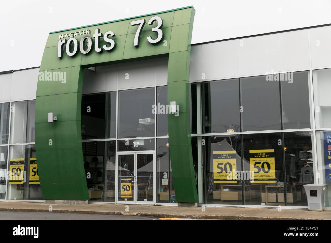 Un logo affiche à l'extérieur d'un magasin de vente au détail 73 racines à Vaudreuil-Dorion, Québec, Canada, le 21 avril 2019. Banque D'Images