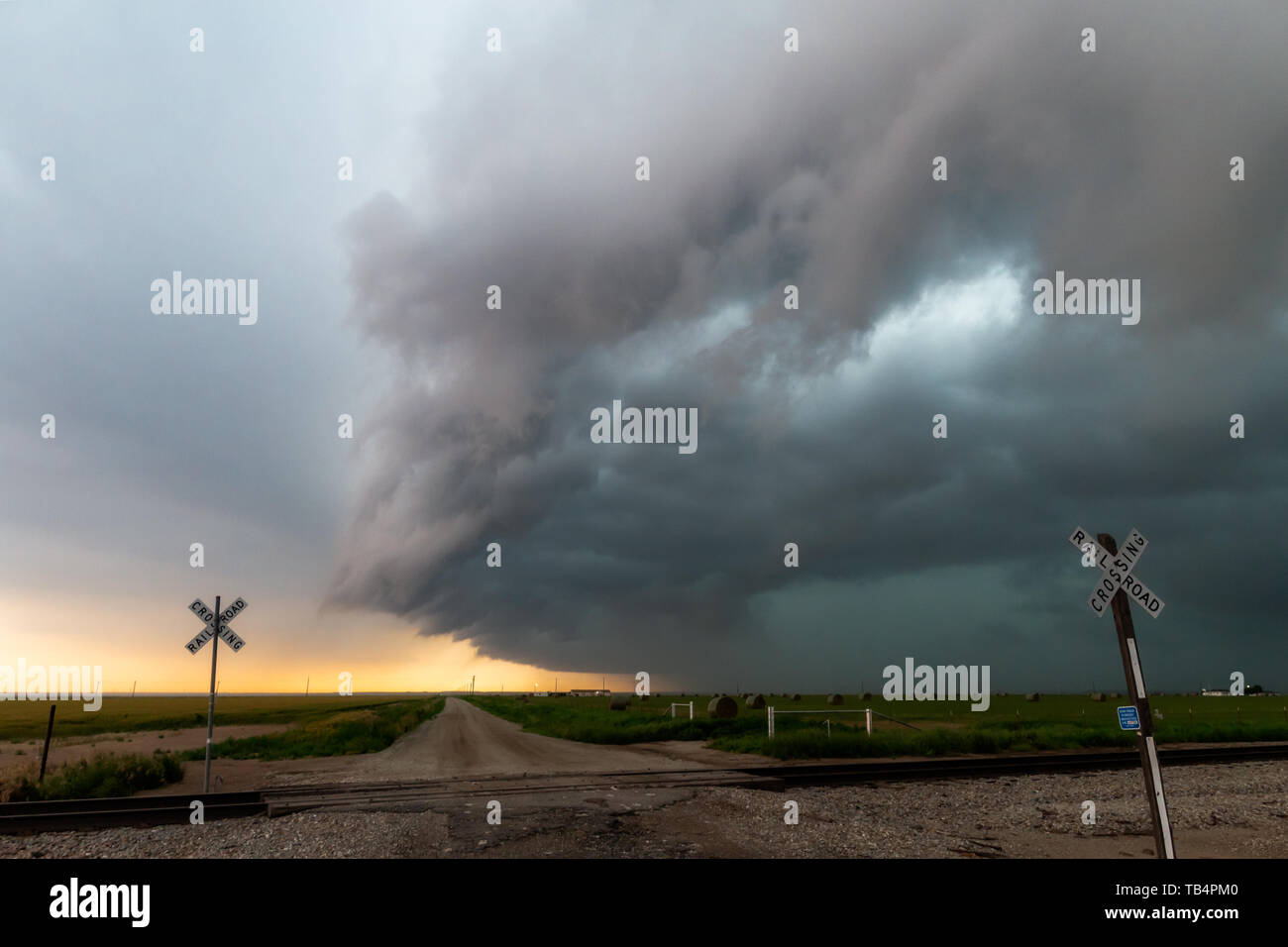 Stormy Rail Route croisement avec Texas du Nord passant Supercell Banque D'Images Stormy Rail Route croisement avec Texas du Nord passant Supercell Banque D'Images