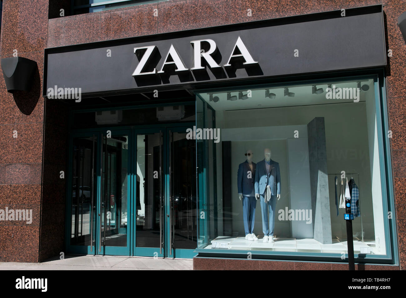 Un logo affiche à l'extérieur d'un magasin Zara à Montréal, Québec, Canada,  le 21 avril 2019 Photo Stock - Alamy
