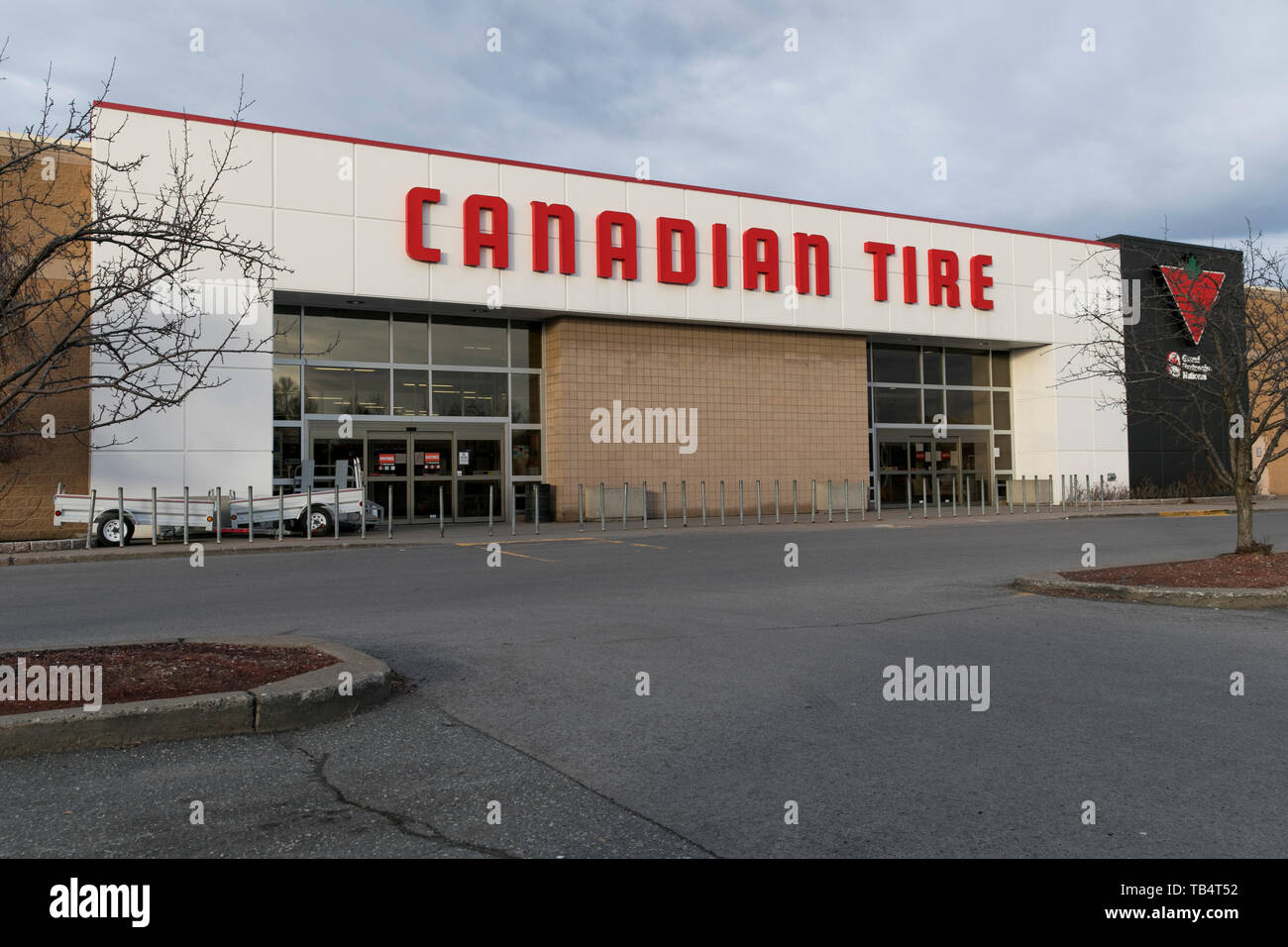 Un logo affiche à l'extérieur d'un magasin Canadian Tire à Boucherville, Québec, Canada, le 21 avril 2019. Banque D'Images