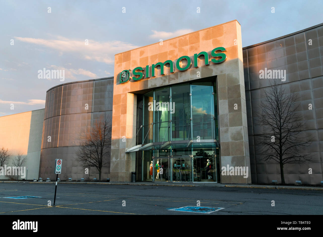 Un logo d'une enseigne à l'extérieur La Maison Simons store à Saint-Bruno-de-Montarville, Québec, Canada, le 21 avril 2019. Banque D'Images