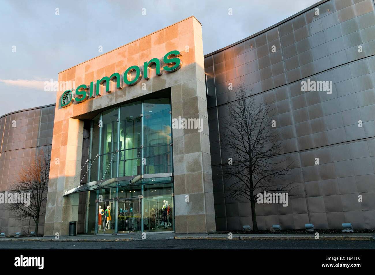 Un logo d'une enseigne à l'extérieur La Maison Simons store à Saint-Bruno-de-Montarville, Québec, Canada, le 21 avril 2019. Banque D'Images